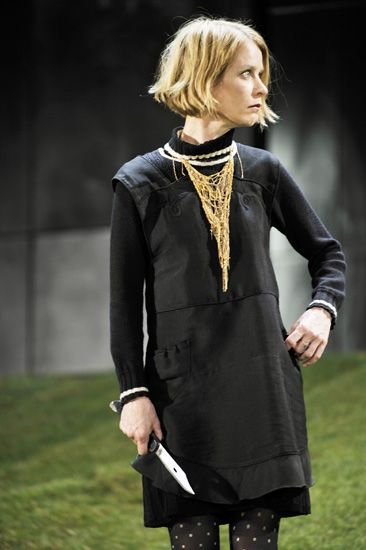 Judith Engel in »Iphigenie auf Tauris«Photo: Arno Declair, 2009