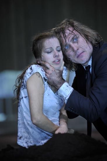 Judith Rosmair in »Hamlet«Photo: Arno Declair, 2008